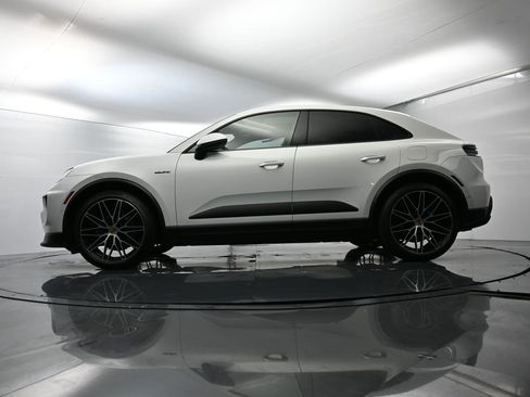 Used 2025 Porsche Macan Electric image 42