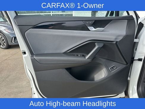 Used 2025 Volkswagen Tiguan SE w/ Panoramic Sunroof Package image 14