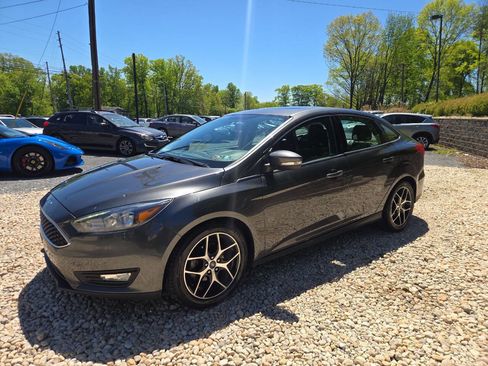 Used 2017 Ford Focus SEL w/ Cold Weather Package FWD image 3