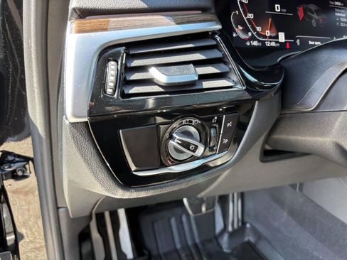 Used 2021 BMW M550i xDrive w/ Dynamic Handling Package image 14