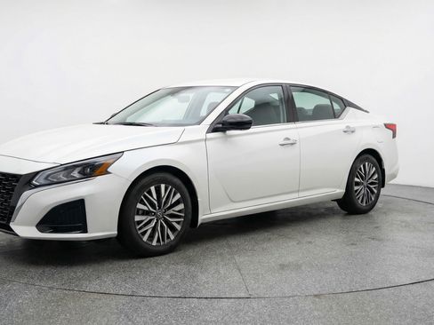 Used 2025 Nissan Altima 2.5 SV image 3