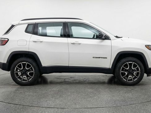 Used 2025 Jeep Compass Trailhawk AWD/4WD image 11