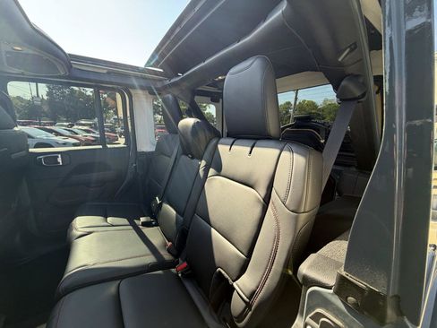 Used 2025 Jeep Wrangler Unlimited Rubicon AWD/4WD image 31