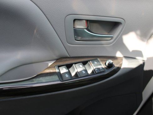 Used 2015 Toyota Sienna XLE w/ XLE Navigation Package FWD image 9