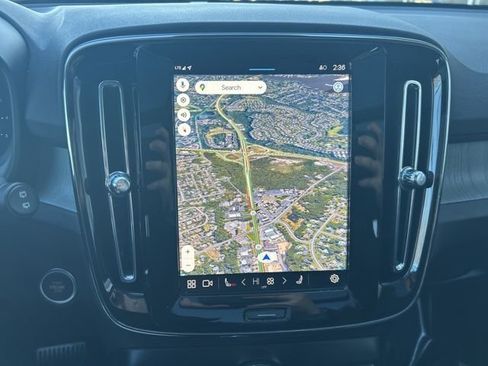 Certified 2025 Volvo XC40 B5 Plus AWD/4WD image 22