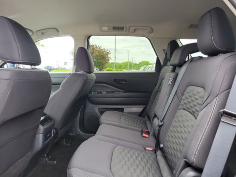 Used 2025 Nissan Pathfinder SV AWD/4WD image 11