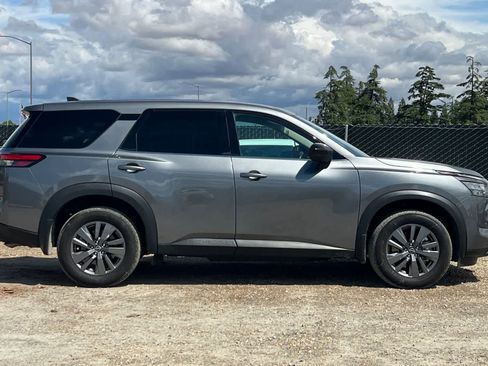 Used 2025 Nissan Pathfinder S image 9