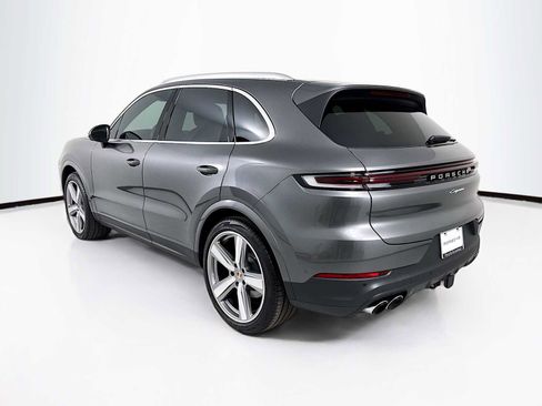Certified 2025 Porsche Cayenne image 3