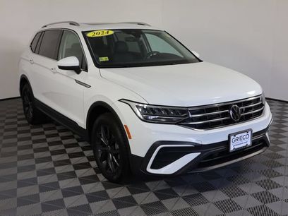 Used 2024 Volkswagen Tiguan SE w/ Panoramic Sunroof Package