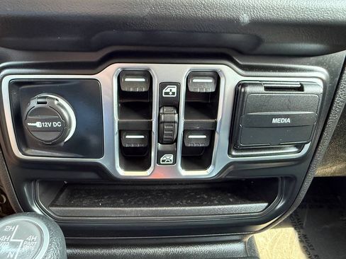 Used 2025 Jeep Wrangler Unlimited Sahara AWD/4WD image 50