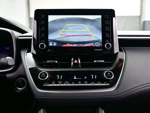 Used 2022 Toyota Corolla Cross XLE w/ Convenience Package image 18