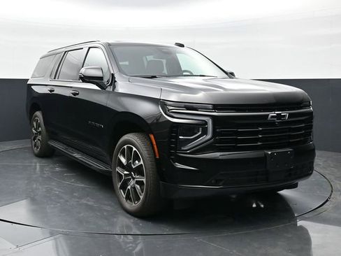 Used 2025 Chevrolet Suburban RST w/ Comfort Package AWD/4WD image 4