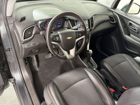 Used 2019 Chevrolet Trax LT w/ LT Convenience Package FWD image 4