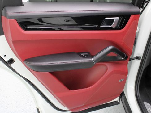 Used 2021 Porsche Cayenne image 41