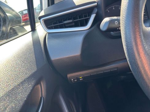 Used 2025 Toyota Corolla LE image 32