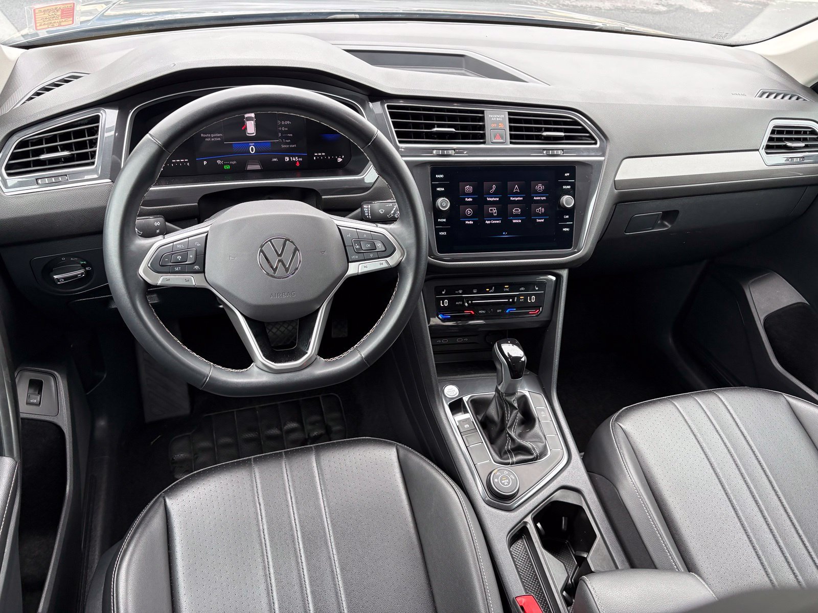 Used 2024 Volkswagen Tiguan SE AWD/4WD image 11