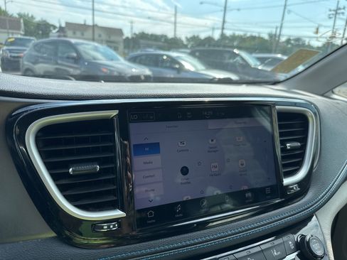 Used 2021 Chrysler Pacifica Touring-L image 22