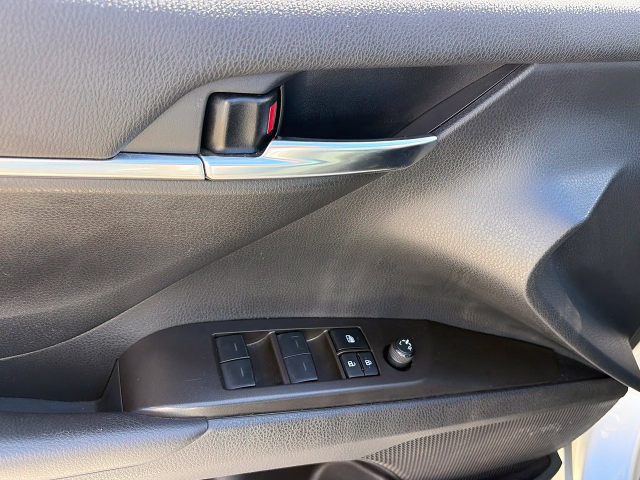 Used 2024 Toyota Camry SE w/ Cold Weather Package FWD image 6