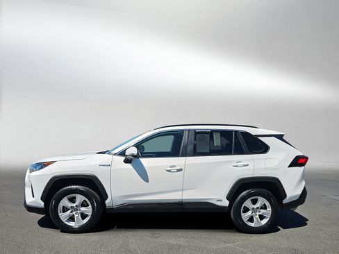 Used 2019 Toyota RAV4 LE AWD/4WD image 2