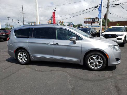 Used 2020 Chrysler Pacifica Limited w/ 8-pass Seating Package FWD image 8