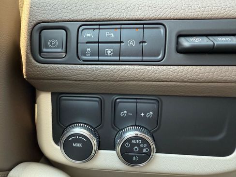 Used 2023 GMC Yukon Denali RWD image 34