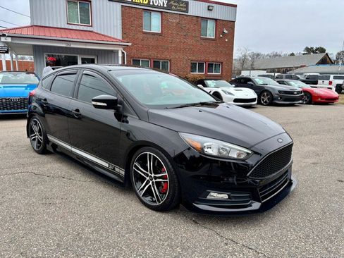 Used 2018 Ford Focus ST image 3