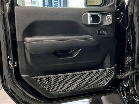 Used 2023 Jeep Wrangler Unlimited Sahara w/ Cold Weather Group AWD/4WD image 9