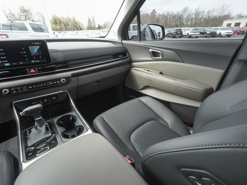 Used 2025 Kia Carnival EX image 47