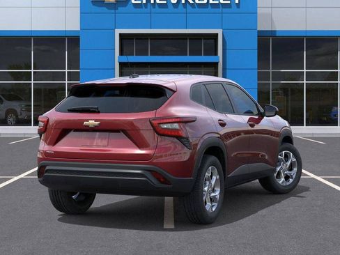 Used 2024 Chevrolet Trax LS w/ LS Convenience Package FWD image 4