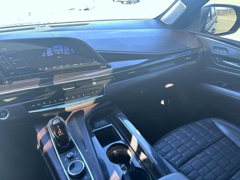 Certified 2023 Cadillac Escalade ESV Premium Luxury Platinum image 22