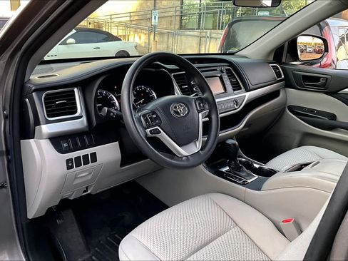 Used 2017 Toyota Highlander LE image 15
