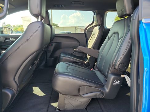 Used 2026 Chrysler Pacifica Select FWD image 8
