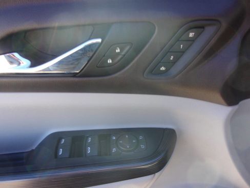 Used 2021 GMC Acadia SLT w/ Technology Package image 10