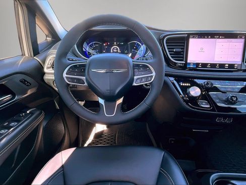 Used 2025 Chrysler Pacifica Select image 8