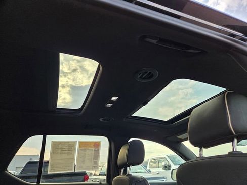 Used 2023 Chevrolet Traverse Premier image 17