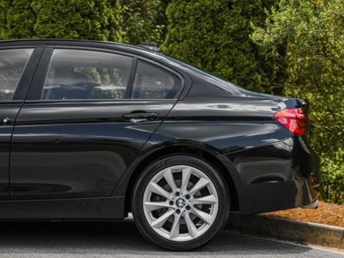 Used 2018 BMW 320i xDrive Sedan AWD/4WD image 11