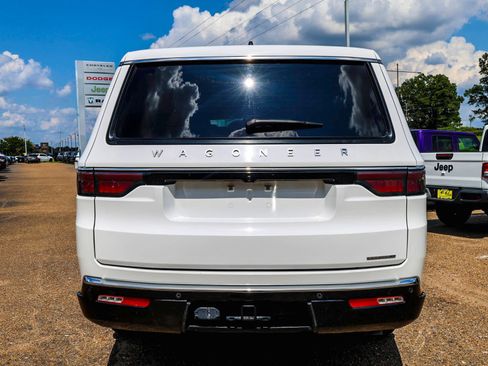 Used 2024 Jeep Wagoneer L Series II RWD image 5