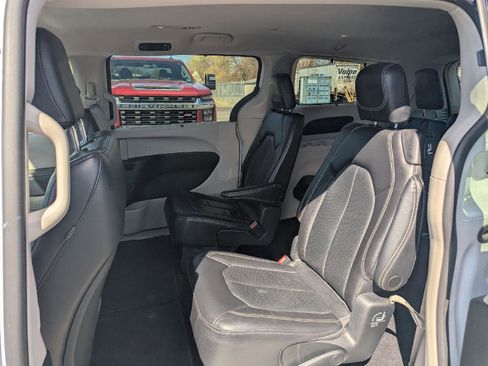 Used 2022 Chrysler Pacifica Touring-L FWD image 20