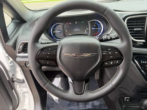 Used 2024 Chrysler Pacifica Limited FWD image 28