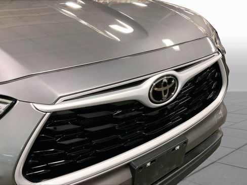 Used 2025 Toyota Highlander XLE AWD/4WD image 30