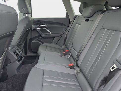 Used 2025 Audi Q5 Premium w/ Convenience Package image 17