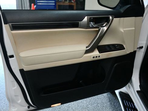 Used 2021 Lexus GX 460 Premium w/ Accessory Package AWD/4WD image 23