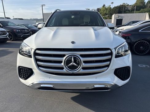 Used 2025 Mercedes-Benz GLS 450 4MATIC image 2