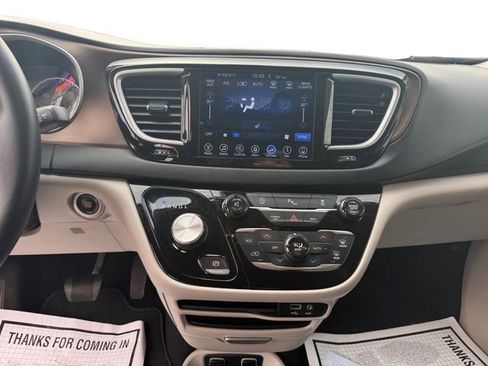 Used 2017 Chrysler Pacifica Touring-L w/ Tire & Wheel Group image 4