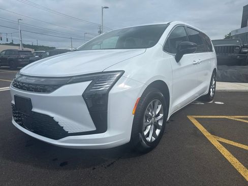 New 2027 Chrysler Pacifica Select AWD/4WD image 3