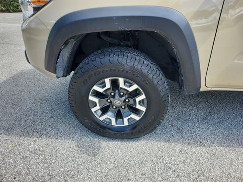 Used 2020 Toyota Tacoma TRD Off-Road AWD/4WD image 9