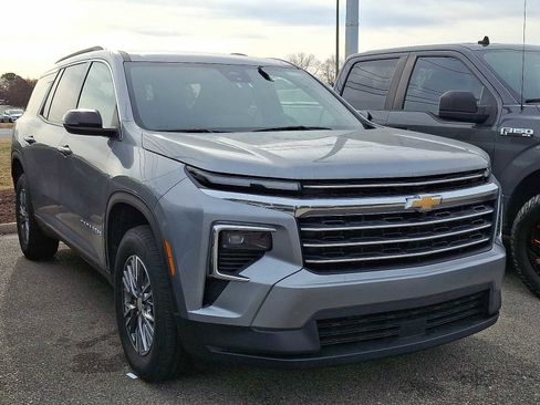 Used 2025 Chevrolet Traverse LT image 2