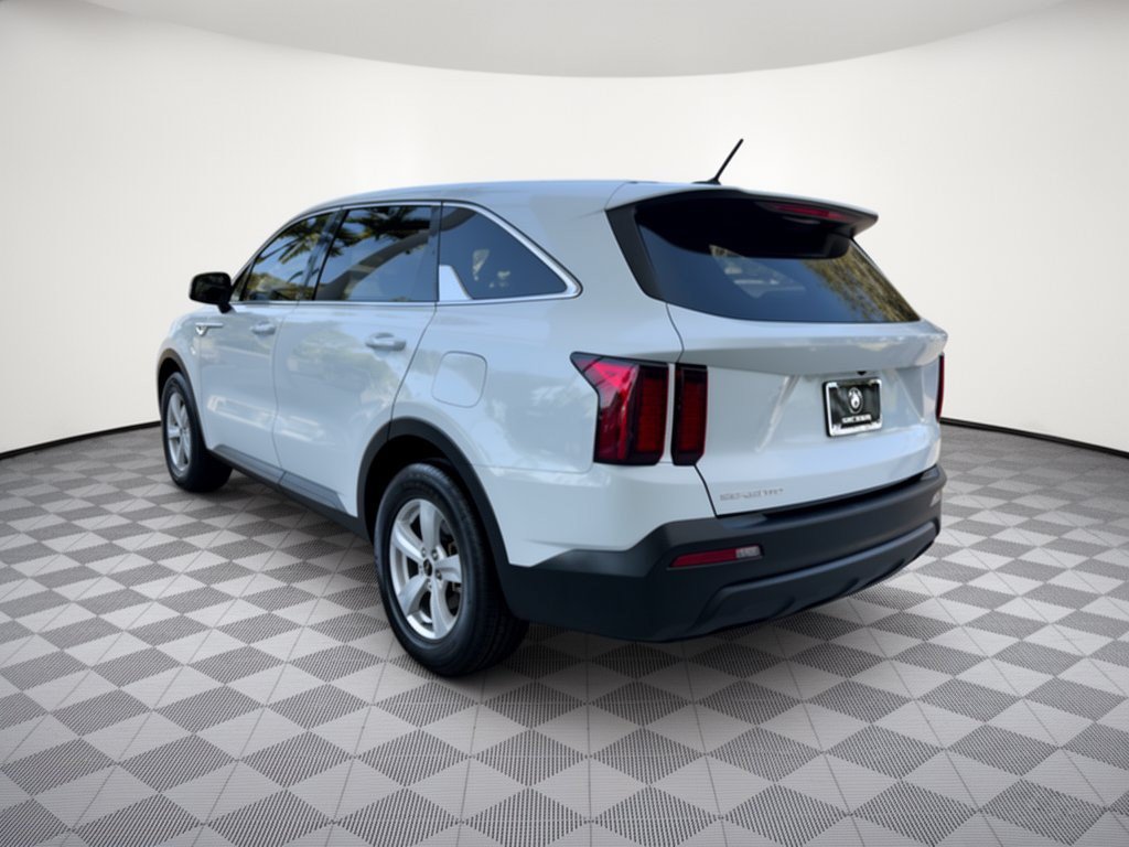 Used 2023 Kia Sorento LX FWD image 3