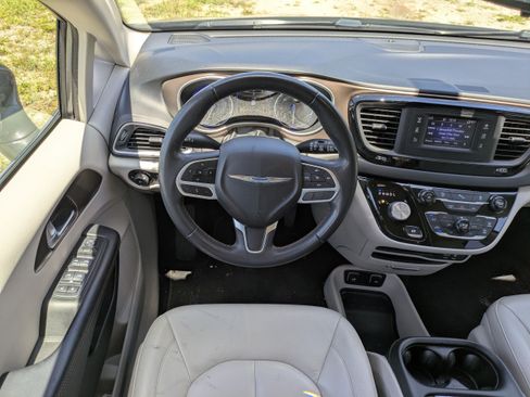 Used 2017 Chrysler Pacifica Touring-L FWD image 14