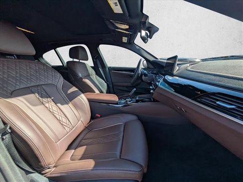 Used 2023 BMW M550i xDrive w/ Dynamic Handling Package image 23